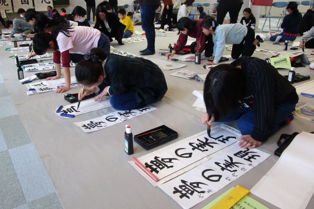 令和２年川西町小学生新春書初め大会が開催されました 川西町交流館あいぱる